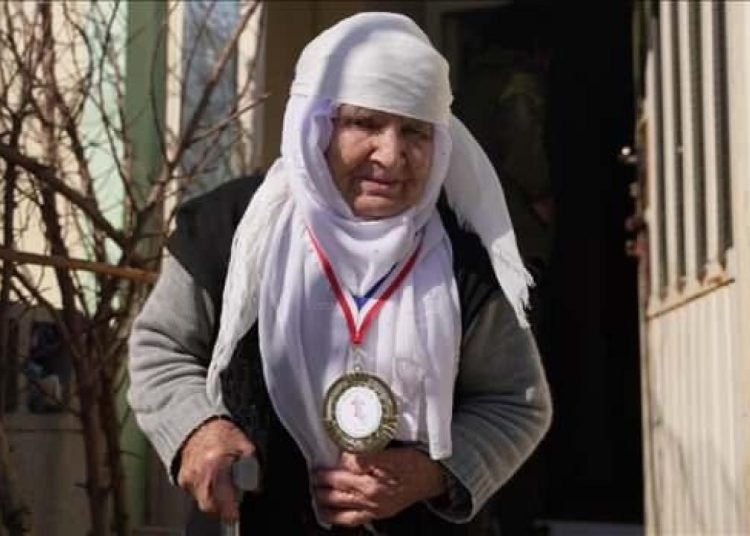 Iraklı Hurşit Nine, engelli maaşını Türkiye’deki depremzedelere bağışladı