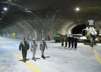 İran ordusu yer altına inşa edilen hava kuvvetleri üssünü sergiledi