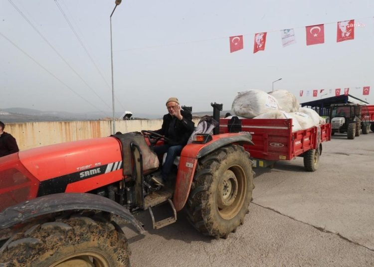 İzmit Belediyesi’nin Ürettiği Silajlar, Afet Bölgesi ve İlçedeki Çiftçiler Arasında Paylaştırıldı