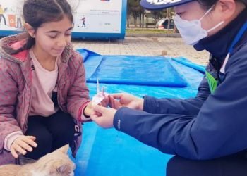 Japon ekip depremzede çocuklara böyle moral verdi