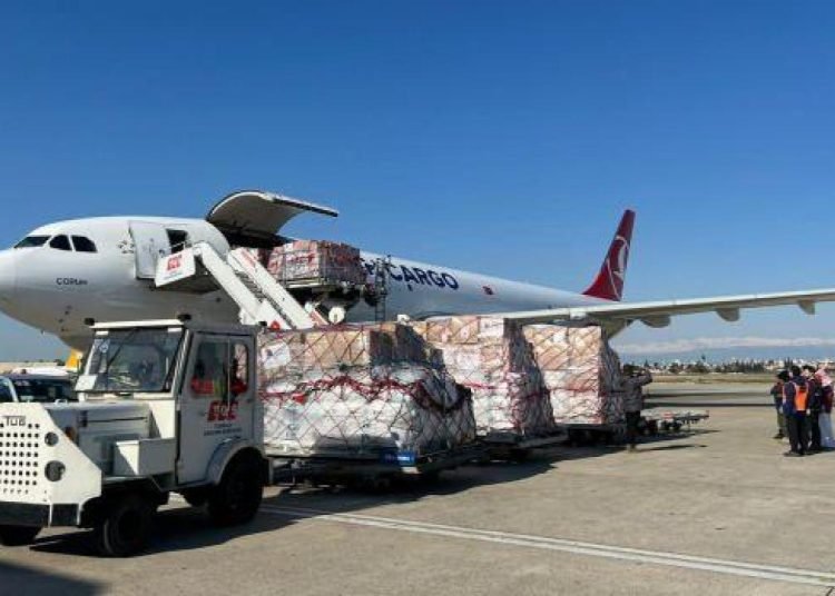 Katar’dan Türkiye ve Suriye’ye 43 tonluk yardım