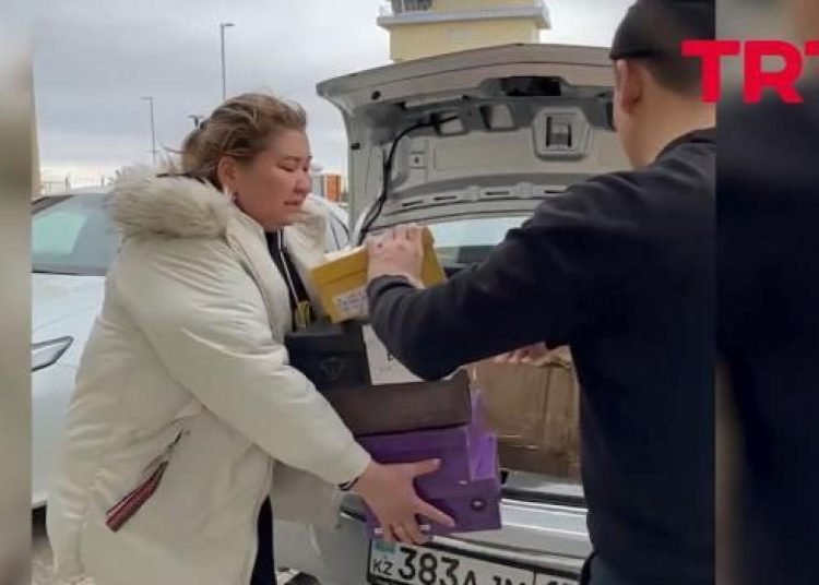 Kazakistanlı gönüllüler Türkiye için insani yardım topluyor