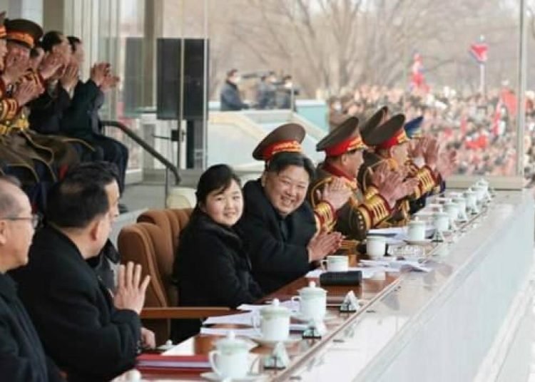 Kim Jong-un ve kızı futbol maçı izledi