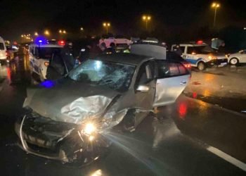 Kocaeli’de filim sahnelerini aratmayacak kovalamaca nefes kesti, 2 polis yaralandı