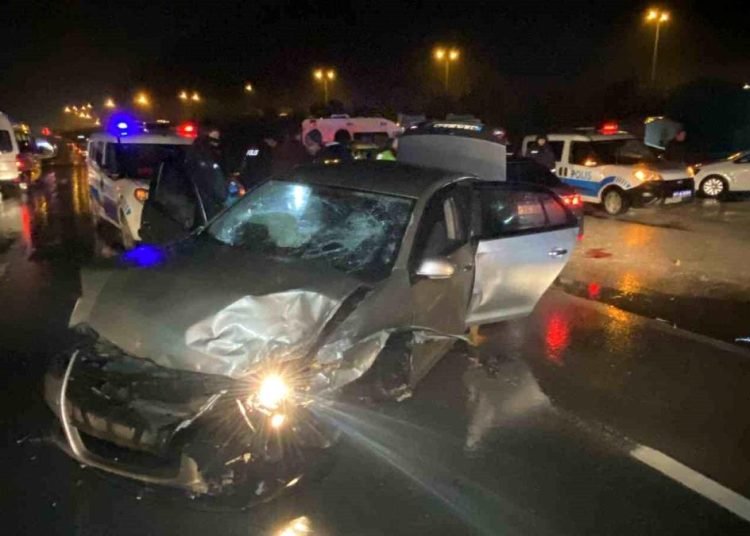 Kocaeli’de filim sahnelerini aratmayacak kovalamaca nefes kesti, 2 polis yaralandı