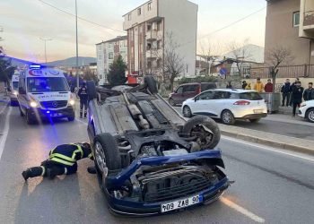 Köpeğe çarpmamak için manevra yapınca kaza yaptı