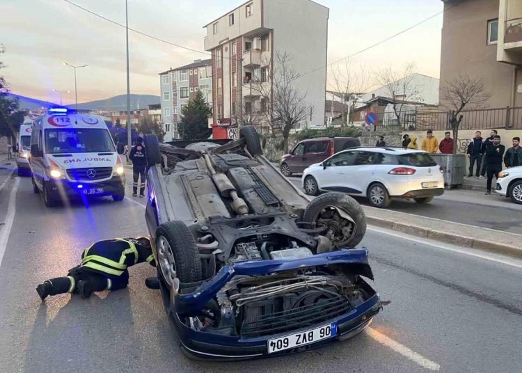 Köpeğe çarpmamak için manevra yapınca kaza yaptı