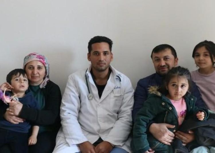 Kübalı doktorlar dünyanın öbür ucundun depremzedeler için geldi