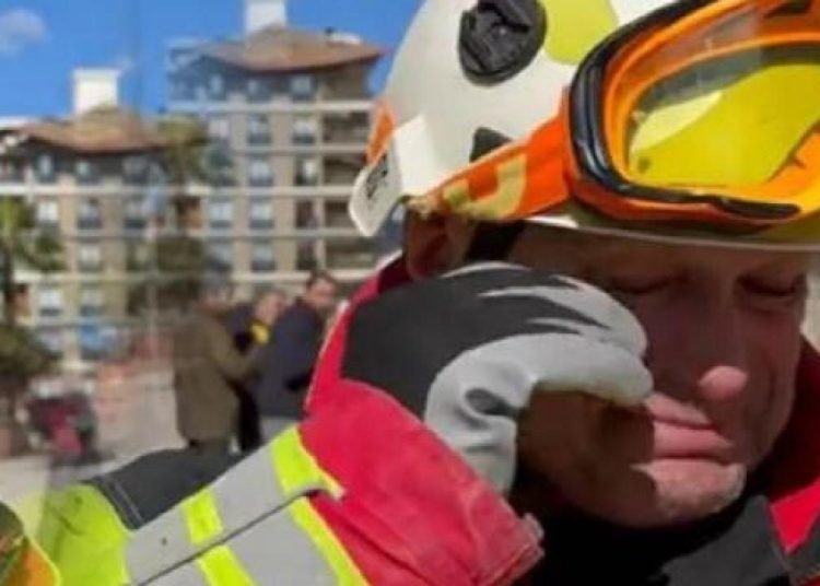 Küçük kızı enkazdan sağ çıkaran Macar görevli gözyaşlarına boğuldu