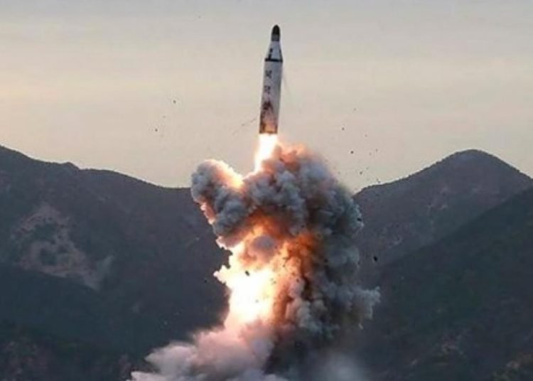 Kuzey Kore, Japon Denizi’ne balistik füze fırlattı