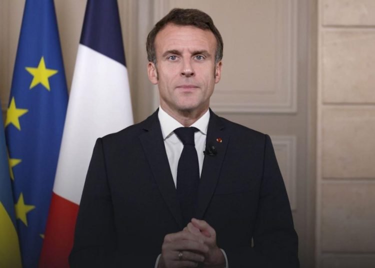 Macron: Afrika’daki Fransız askeri üsleri azalacak