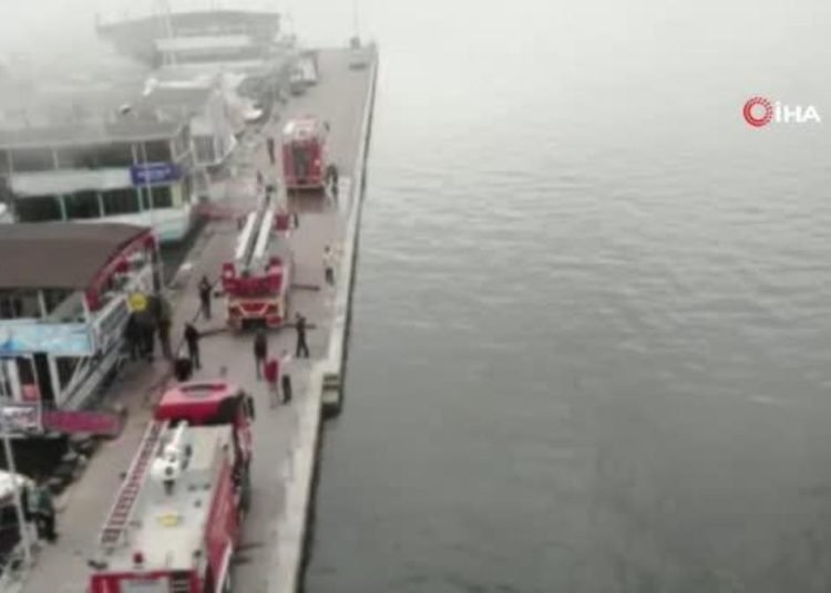 Marinada yanan tekne kullanılmaz hale geldi