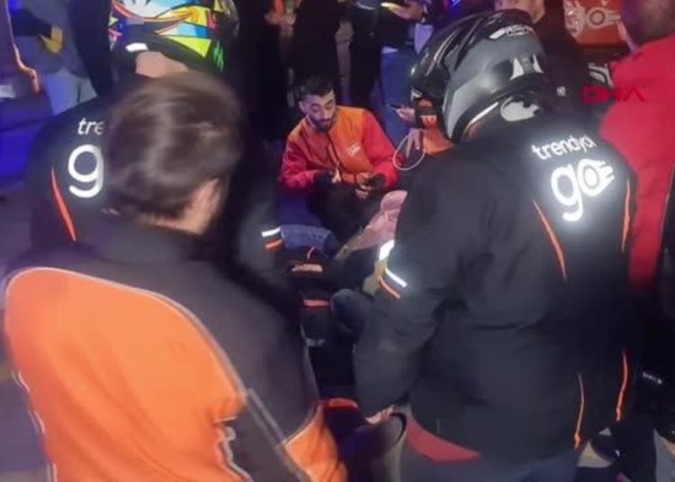 MOTOKURYEYE ÇARPAN SERVİS MİNİBÜSÜ KAÇTI