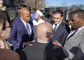 New York Belediye Başkanı’ndan Türk camisine ziyaret