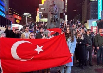 New York’un Times Meydanı’nda depremlerde hayatını kaybedenler anıldı