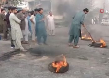 Pakistan’da Khan destekçileri yolları kapattı