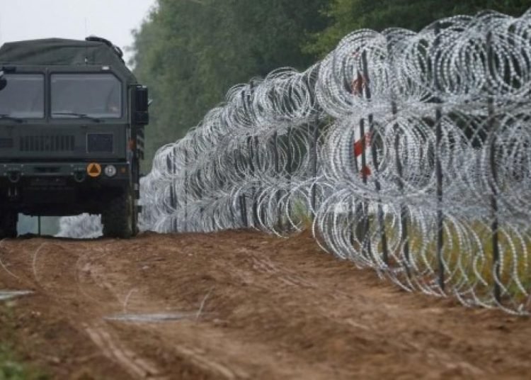 Polonya, Rusya sınırına yaptığı bariyerle “açık mesaj” verdi