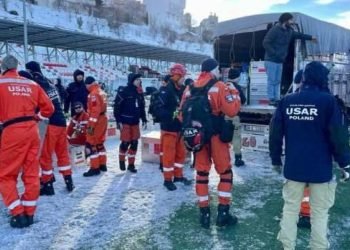 Polonyalı ve Yunan ekipleri 3 kişiyi enkaz altından kurtardı