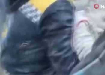 Suriye’de ölen babasının siper olduğu çocuk enkazdan sağ çıkarıldı