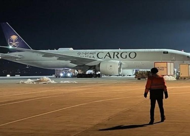 Suudi Arabistan Türkiye’ye 90 ton yardım taşıyan uçak gönderdi