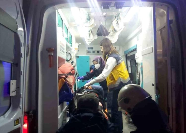 Ters yöne girip karşıdan gelen araçla çarpıştı: 5 yaralı