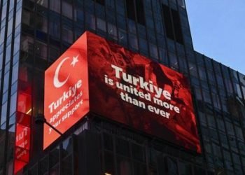 Times Meydanı’ndaki ilan panolarında “asrın felaketi” paylaşımı