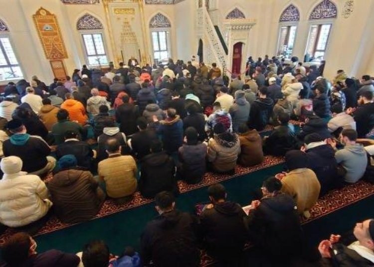 Tokyo Camii’nde depremde hayatını kaybedenler için gıyabi cenaze namazı kılındı