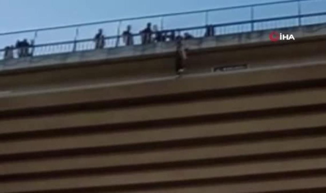 Viyadüğün korkuluklarına çıkan vatandaş aşağı atladı… O anlar kamerada