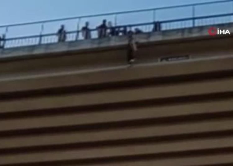 Viyadüğün korkuluklarına çıkan vatandaş aşağı atladı… O anlar kamerada