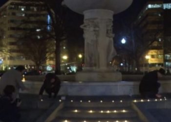 Washington’da depremde hayatını kaybedenlerin anısına mum yakıldı