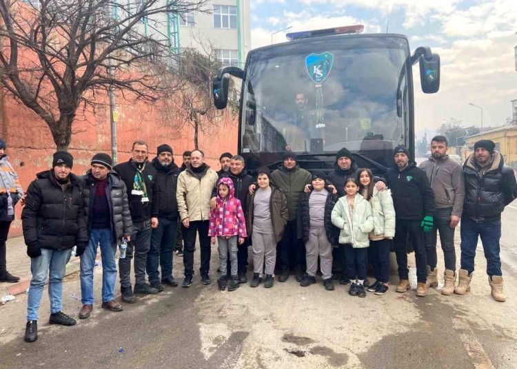 Yardım götüren Kocaelispor depremzedeleri de alarak geri dönüyor