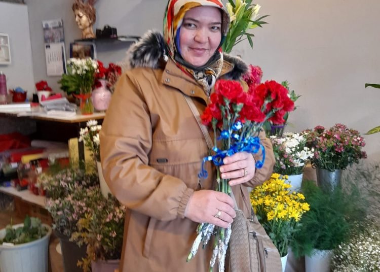 Yenidenrefah Kadın Kolları Başkanı Suna Muhçu: Kapı kapı, dolaşıyoruz