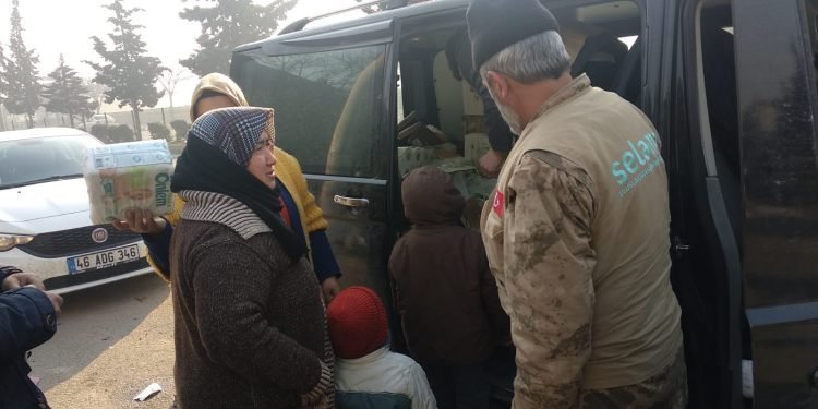 Hüseyin Bayır: Yeniden Refah Partisi Kartepe İlçe Başkanlığı olarak depremzedelerimizin yanındayız