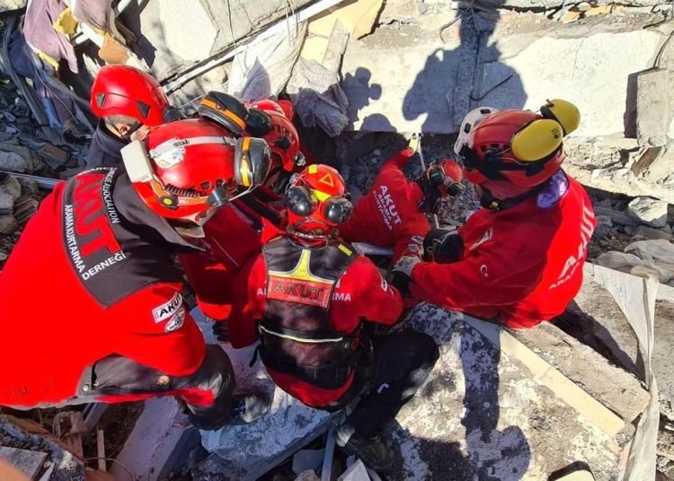 27 kişiyi yıkıntıların arasından sağ çıkaran ekibin lideri o anları anlattı
