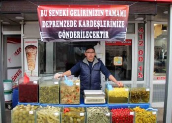 29 yıllık turşu tezgahını son kez depremzedeler için açtı