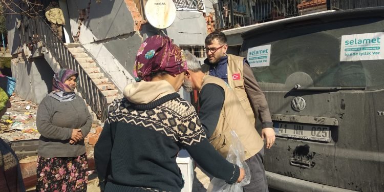 Hüseyin Bayır: Yeniden Refah Partisi Kartepe İlçe Başkanlığı olarak depremzedelerimizin yanındayız