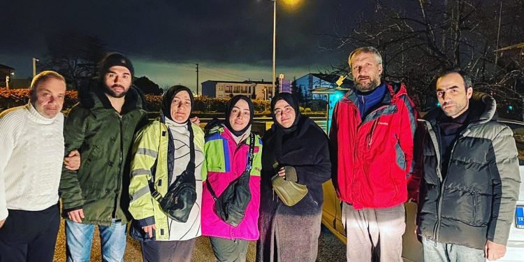 Hüseyin Bayır: Yeniden Refah Partisi Kartepe İlçe Başkanlığı olarak depremzedelerimizin yanındayız