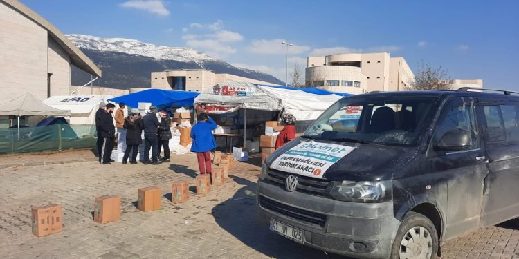 Hüseyin Bayır: Yeniden Refah Partisi Kartepe İlçe Başkanlığı olarak depremzedelerimizin yanındayız