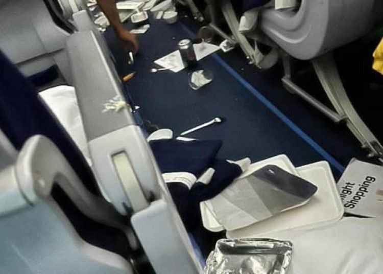 ABD’de yıldırım isabet eden uçak acil iniş yaptı: 7 yaralı