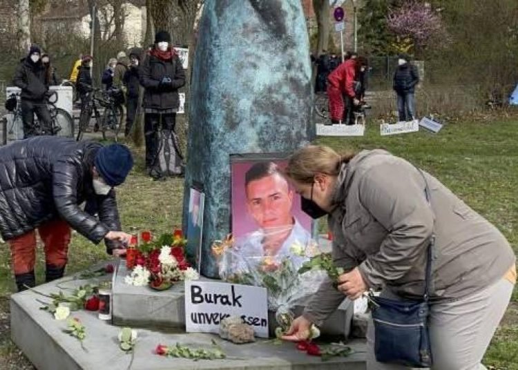 Almanya’da Türk genci için dikilen anıta aşırı sağcı saldırı