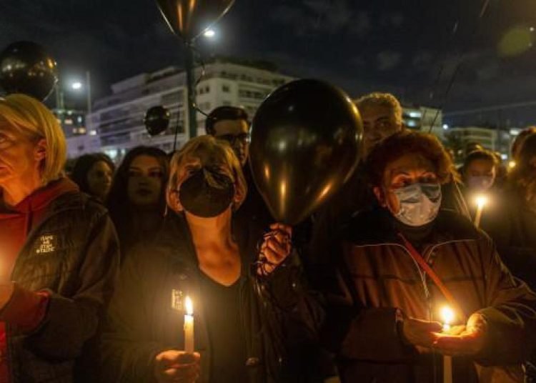 Atina’da tren kazasında hayatını kaybedenler anıldı