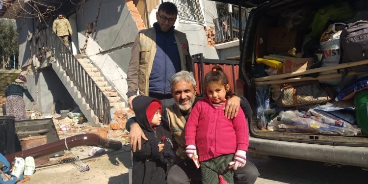 Hüseyin Bayır: Yeniden Refah Partisi Kartepe İlçe Başkanlığı olarak depremzedelerimizin yanındayız