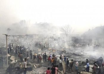 Bangladeş’te mülteci kampında yangın: Yüzlerce ev küle döndü