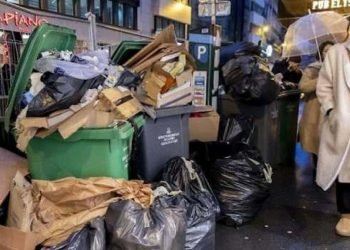Başkent Paris sokakları çöplüğe dönüştü