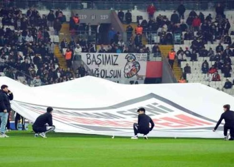 Beşiktaş tribünlerinde ‘yönetim istifa’ sesleri!