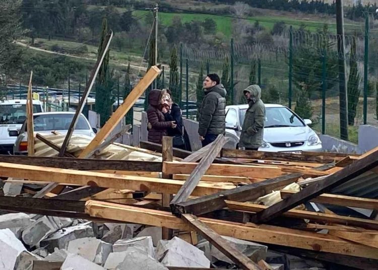 Borç alarak yaptırdığı çatısı uçtu, dakikalarca gözyaşı döktü