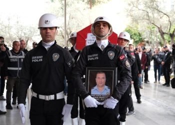 ‘Dur’ ihtarına uymayan sürücünün çarptığı polis memuru son yolculuğuna uğurlandı