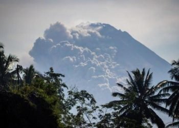 Endonezya’da yanardağ alarmı: 100 metreye kadar yükseldi