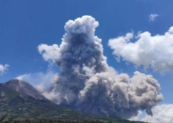 Endonezya’daki Merapi Yanardağı patladı