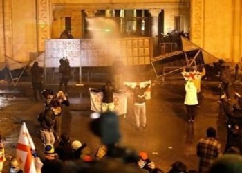 Gürcistan’da meclisi kuşatmak isteyenleri polis dağıttı